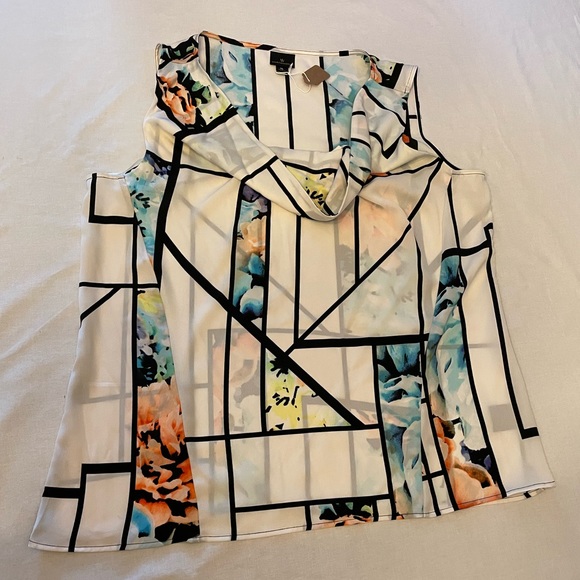 Worthington white blouse with floral print and a great floppy neck line. Size XL - Picture 4 of 7